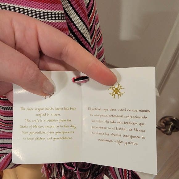 Kamhilos Textiles Poncho Crafted on a Loom w/Tassels! - Picture 6 of 8